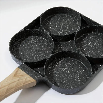 Padella Antiaderente a 4 Scomparti in Alluminio con Rivestimento Effetto Pietra e Manico in Legno – Compatibile con Induzione e Fornelli, Facile da Pulire, Ideale per Uova, Omelette e Colazione